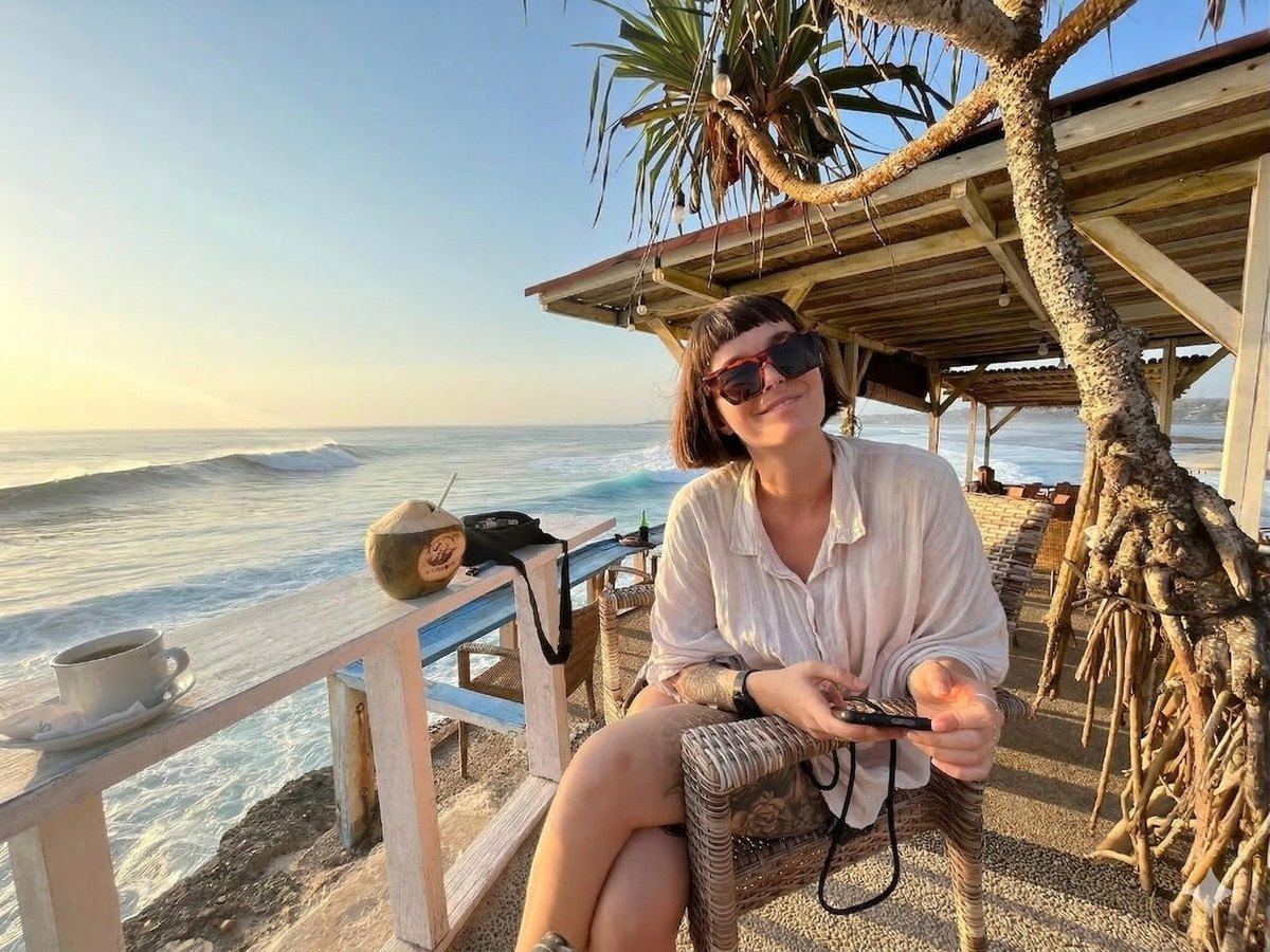 Anuša working from a beachfront cafe in Bali