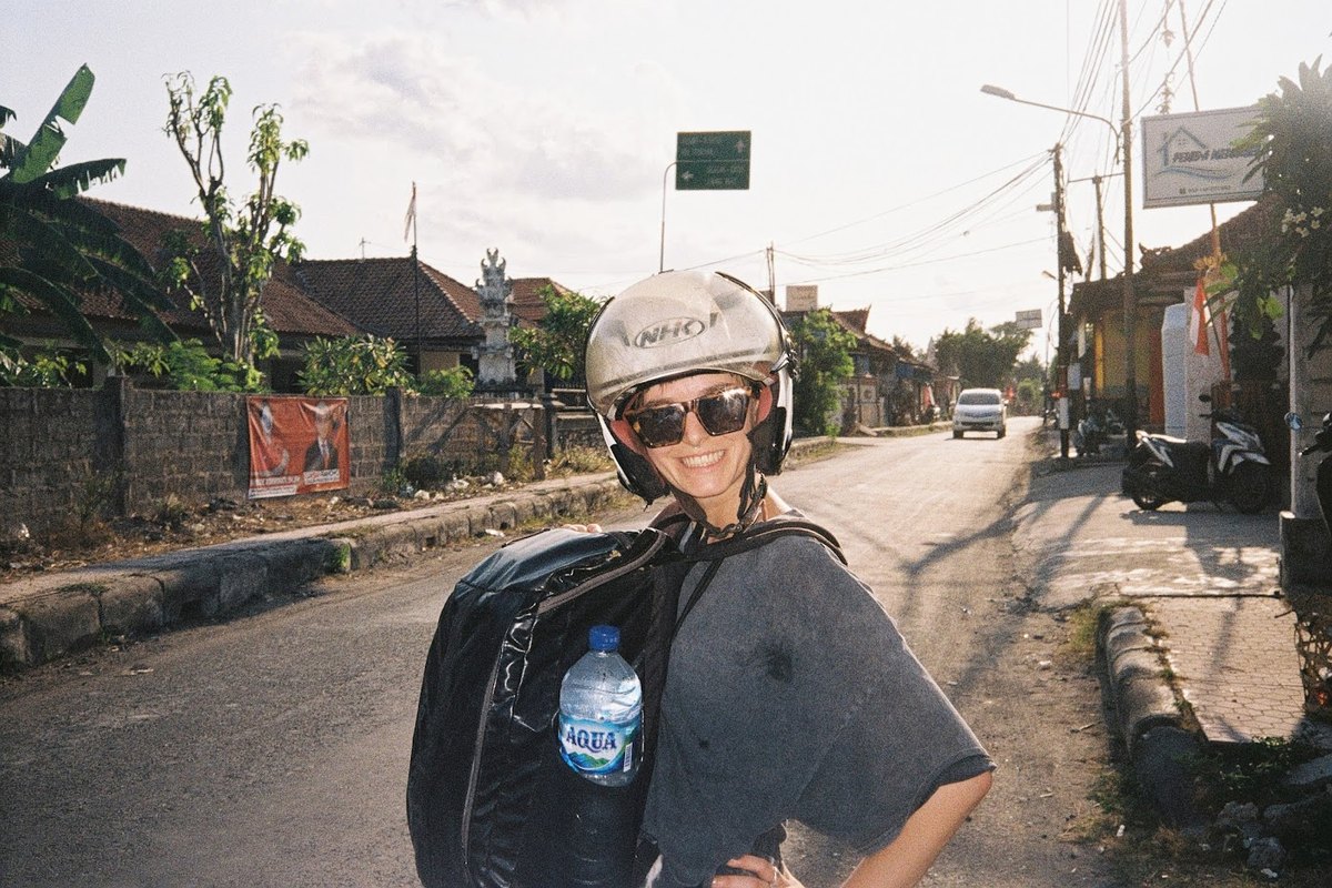 Anuša on a scooter on a Bali street